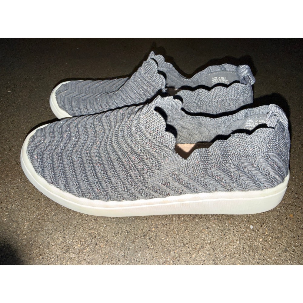 SO Erly2 Girls Gray Knit Slip On Sneakers Scalloped Size 2 Medium ERLY2GRAY